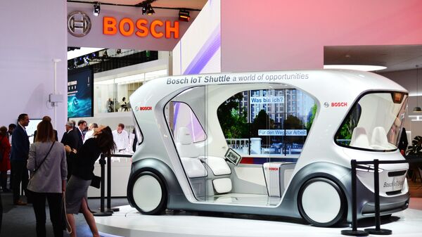 Посетители выставки у автомобиля Bosch IoT Shuttle