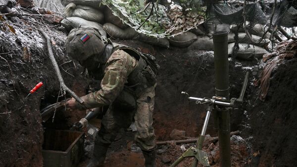 Военнослужащий ВС РФ, действующий в составе группировки войск “Юг” на северном фланге Артемовска, подготавливает 82мм миномет в зоне СВО