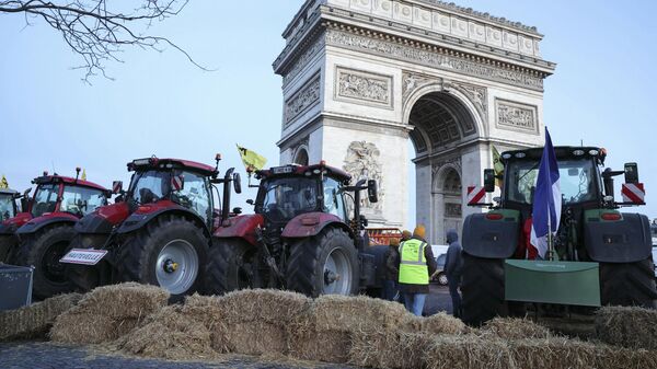 Акция протеста французских фермеров вблизи Триумфальной арки в Париже