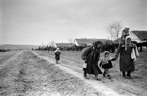 Освобождение УССР от немецко-фашистских захватчиков. Мирные жители возвращаются домой, в родные села.
