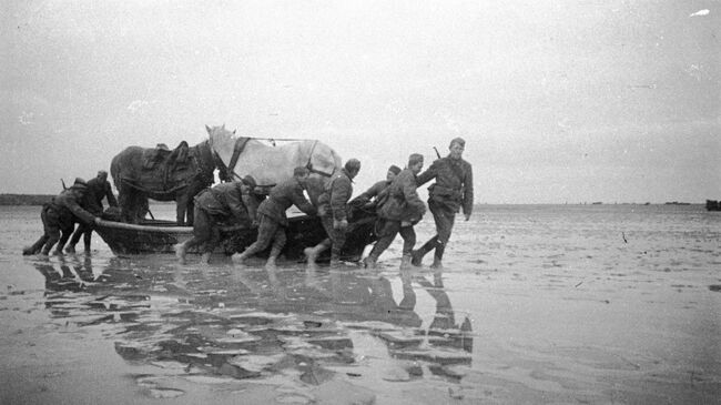 К концу октября 1943 года войска 4-го Украинского фронта под командованием генерала Федора Ивановича Толбухина, прорвав оборонительную линию врага на реке Молочной, вышли в низовье Днепра. В результате были захвачены подступы к Крыму и к 5 ноября освобождена почти вся левобережная часть Херсонской области.