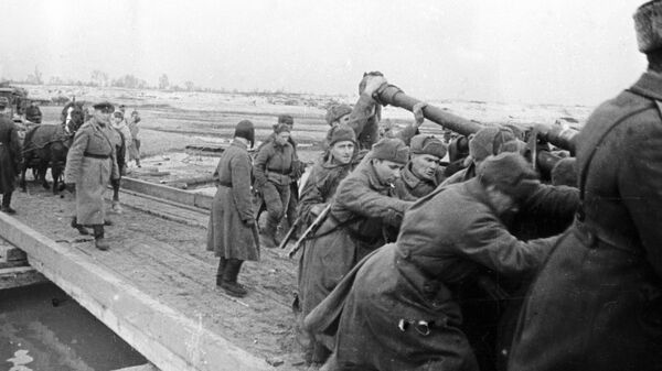 Битва за Днепр. Бойцы Красной Армии во время форсирования Днепра.