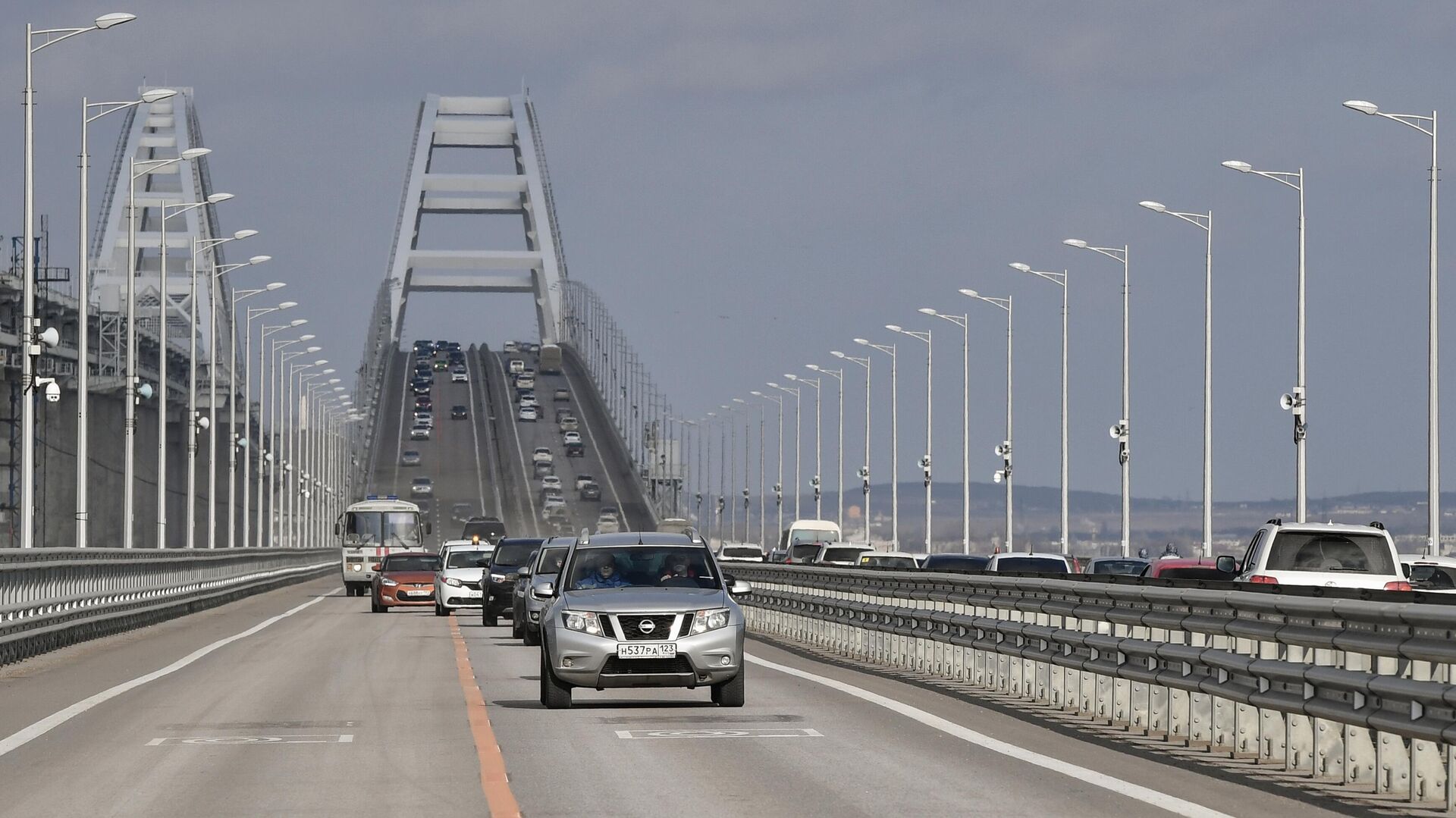Автомобили на Крымском мосту1