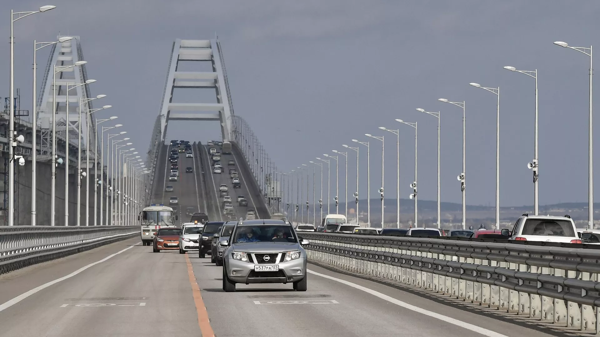 Движение по Крымскому мосту временно приостановили