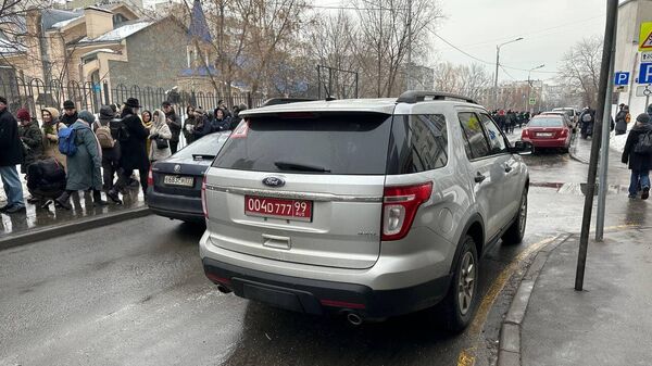 Машины иностранных послов на похоронах Навального в Москве