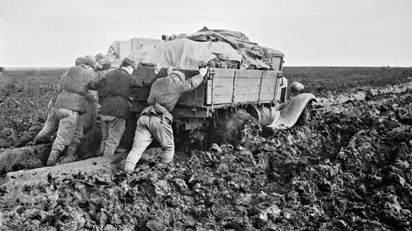 Никопольско-Криворожская наступательная операция Красной Армии. Красноармейцы выталкивают грузовик ГАЗ-АА, застрявший на дороге под Кривым Рогом.