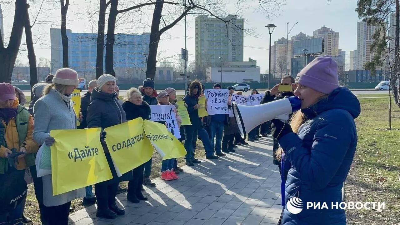 Manifestation contre les conditions de mobilisation près du bâtiment de l'un des bureaux d'enregistrement et d'enrôlement militaires à Kiev - RIA Novosti, 1920, 11/07/2024