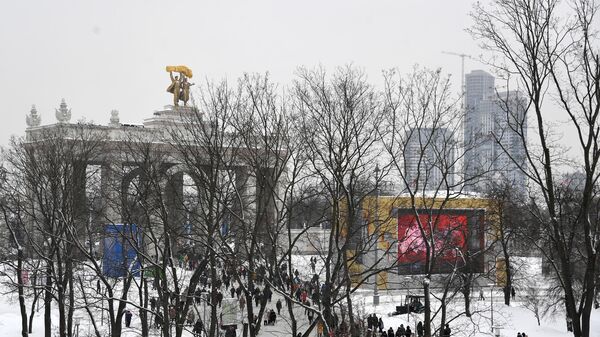 Вид на главную арку Главного входа ВДНХ в Москве
