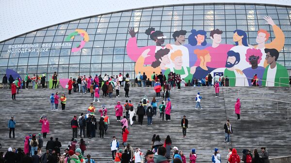 Участники Всемирного фестиваля молодежи у ледового дворца Большой в Олимпийском парке