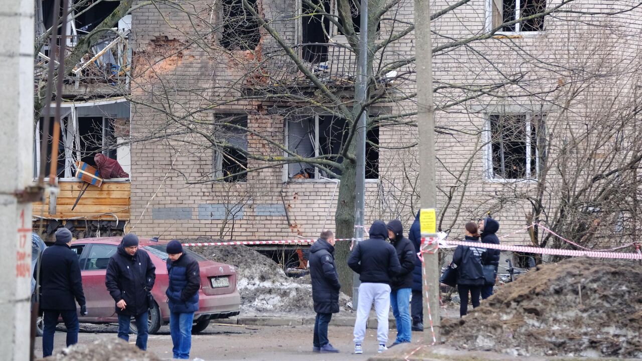 Возле дома, поврежденного при ЧП в Петербурге, началась уборка - РИА  Новости, 02.03.2024