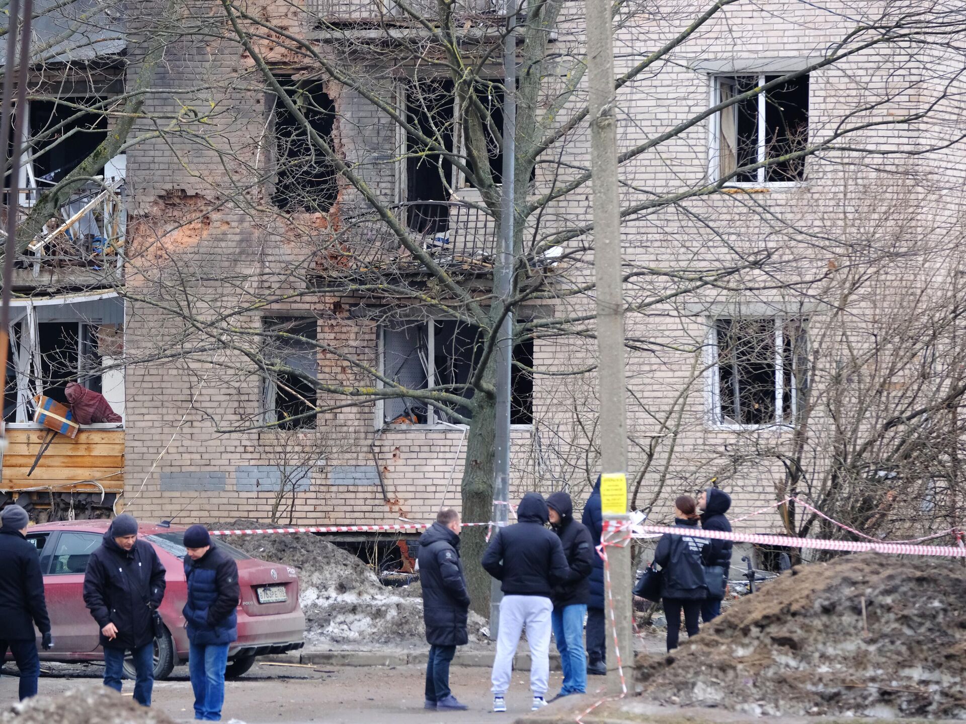 Возле дома, поврежденного при ЧП в Петербурге, началась уборка - РИА  Новости, 02.03.2024