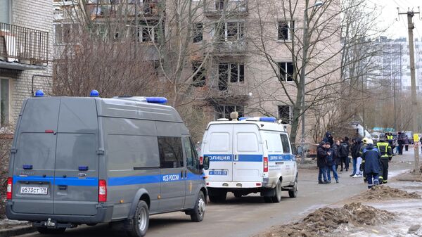 Автомобили Полиции и ФСБ у места ЧП в жилом доме в Красногвардейском районе Санкт-Петербурга