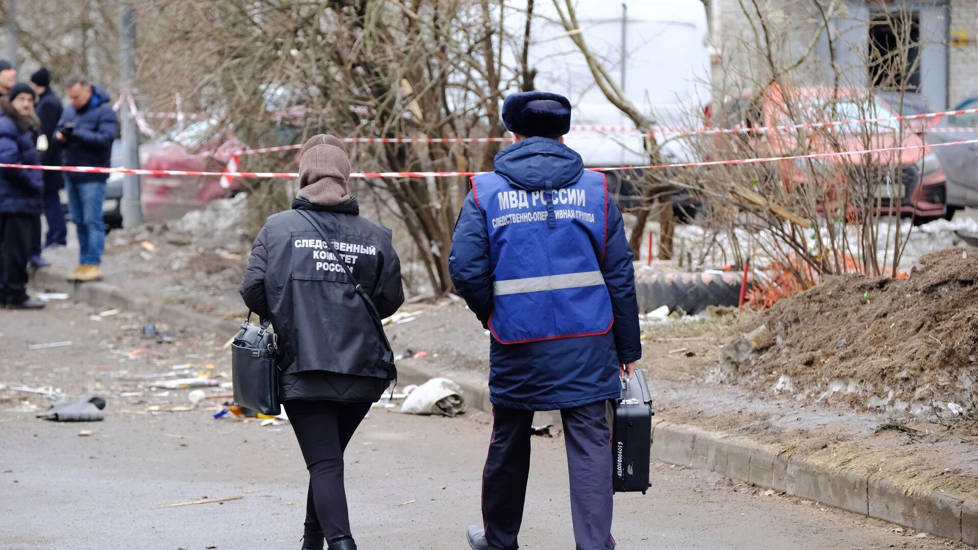 Сотрудники Следственного комитета и МВД у места ЧП в жилом доме в Красногвардейском районе Санкт-Петербурга - РИА Новости, 1920, 02.03.2024