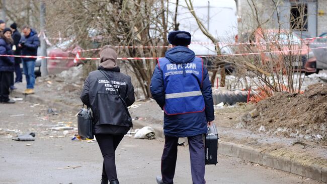 Сотрудники Следственного комитета и МВД у места ЧП в жилом доме в Красногвардейском районе Санкт-Петербурга