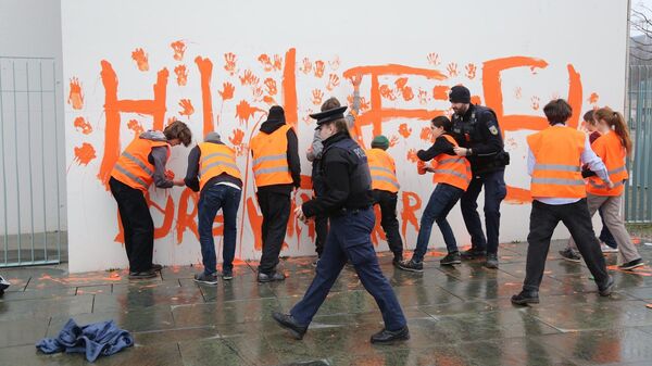 Экоактивисты движения Letzte Generation около ведомства канцлера в Берлине