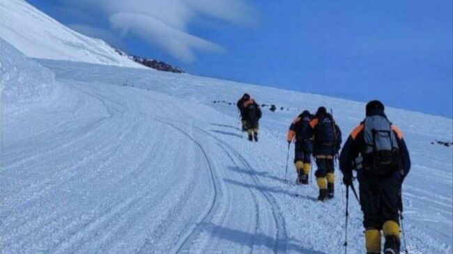 Спасатели идут на помощь альпинисту, получившему травму на Эльбрусе. 2 марта 2024