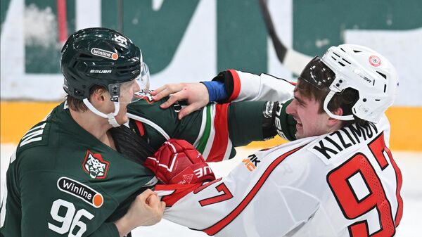 Игрок Ак Барса Никита Лямкин и хоккеист Автомобилиста Семён Кизимов дерутся в матче 1/8 финала КХЛ 
