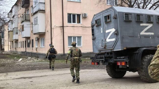 Сотрудники правоохранительных органов во время контртеррористической операции в Карабулаке