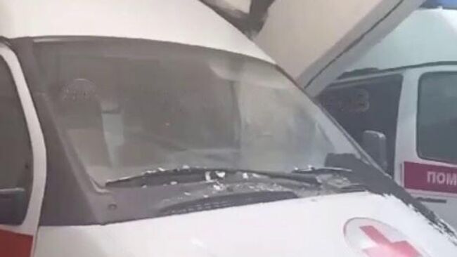 На месте обрушения кровли в гараже скорой помощи в Качканаре. Кадр видео очевидца