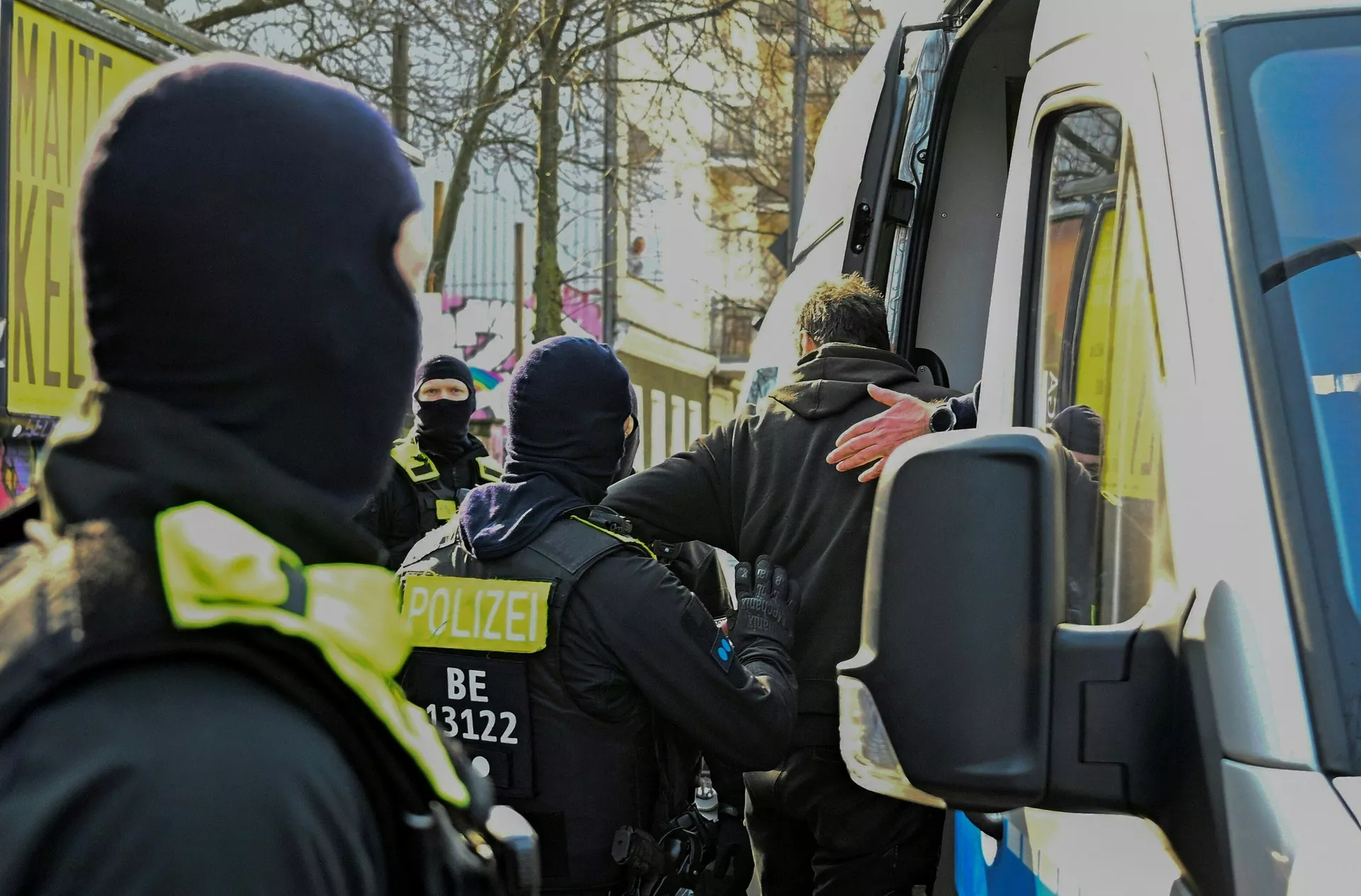 Сотрудники полиции во время операции в Берлине по делу о террористах Фракции Красной армии (RAF) - РИА Новости, 1920, 03.03.2024