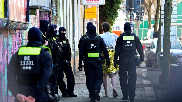 Сотрудники полиции во время операции в Берлине по делу о террористах Фракции Красной армии (RAF)