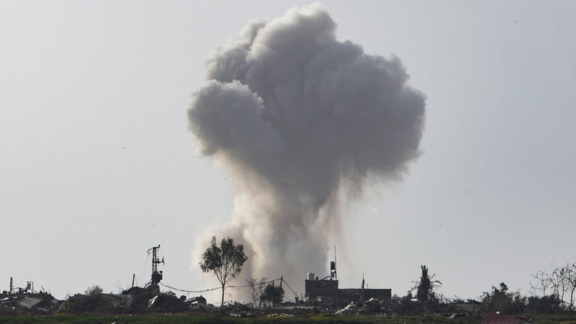 Дым над сектором Газа после израильской бомбардировки - РИА Новости, 1920, 03.03.2024