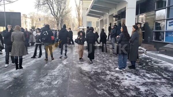 Люди покидают здания в Алма-Ате из-за землетрясения