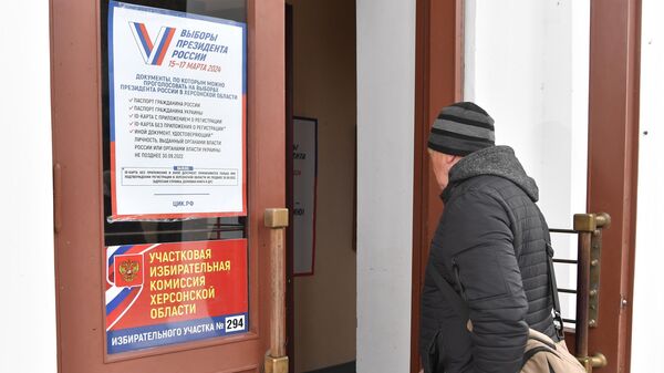 Мужчина заходит на избирательный участок №294 в ходе досрочного голосования на выборах президента РФ в поселке Аскания-Нова в Херсонской области. Архивное фото
