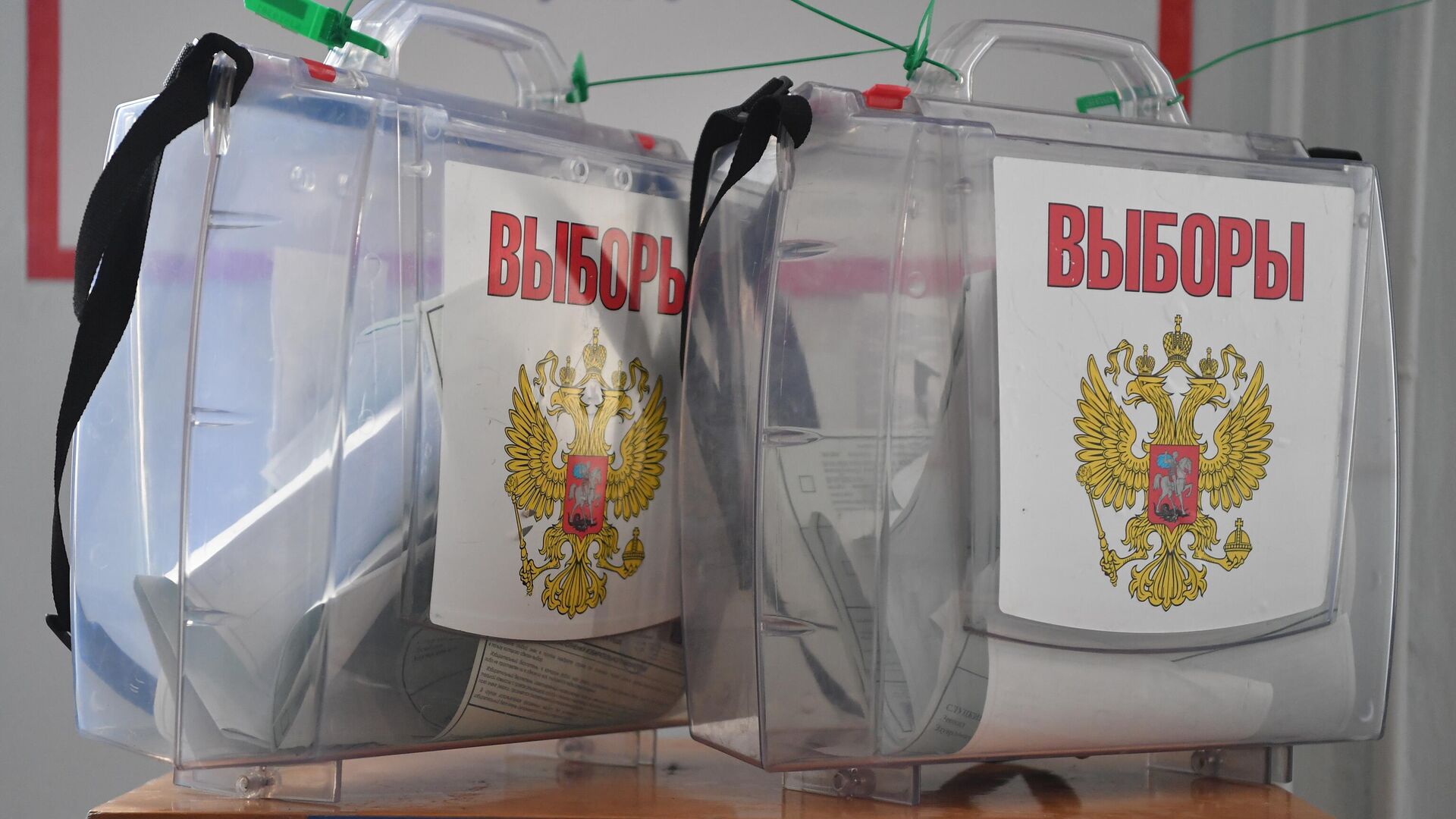 Урны для выездного голосования на избирательном участке - РИА Новости, 1920, 08.03.2024