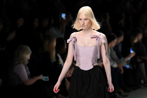 Модель демонстрирует одежду из коллекции бренда AO brand (Бразилия) в рамках Московской недели моды в Центральном выставочном зале Манеж в Москве