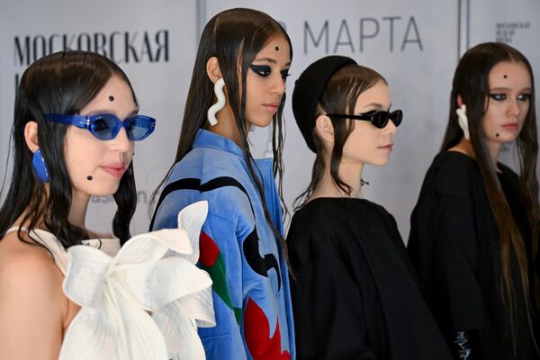 Модели перед началом показа на Московской недели моды в Центральном выставочном зале Манеж в Москве
