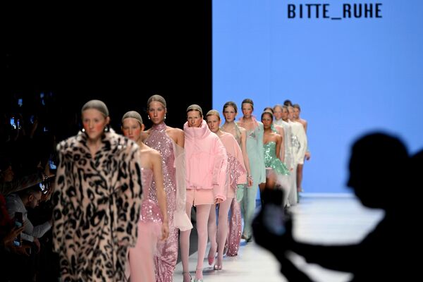 Модели демонстрируют одежду из коллекции бренда Bitte Ruhe в рамках Московской недели моды в Центральном выставочном зале Манеж в Москве
