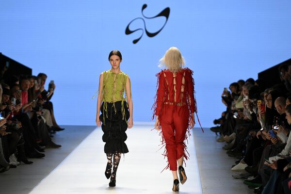 Модели демонстрируют одежду из коллекции бренда AO brand (Бразилия) в рамках Московской недели моды в Центральном выставочном зале Манеж в Москве