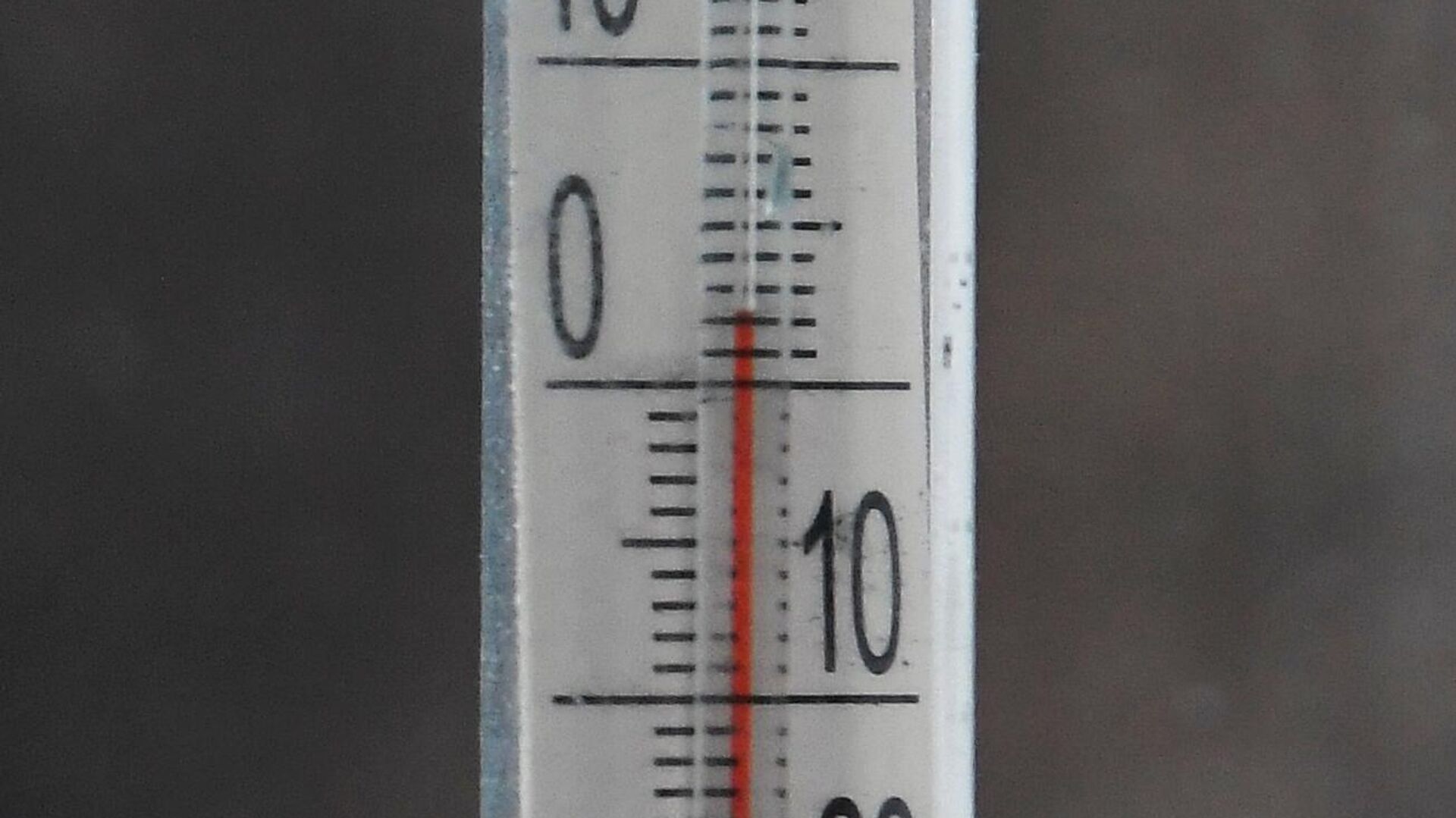 Термометр на окне одной из квартир в Москве - РИА Новости, 1920, 05.03.2024