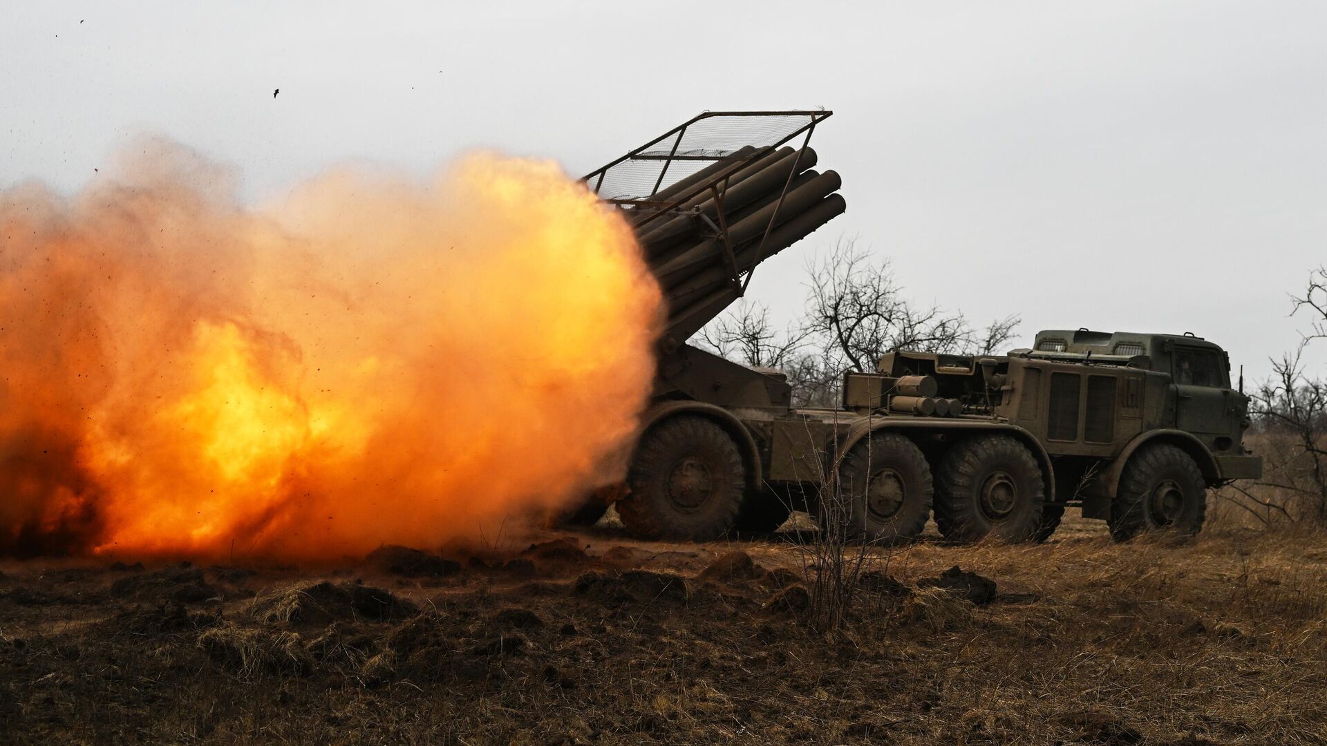 РСЗО 9К57 Ураган Центрального военного округа работает по позициям ВСУ - РИА Новости, 1920, 19.10.2024