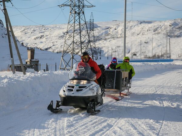 Туристы в селе Териберка Туристы в селе Териберка