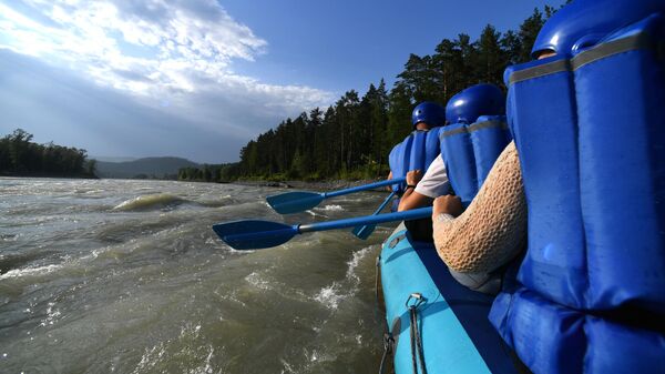 Туристы сплавляются по реке Катунь в Алтайском крае