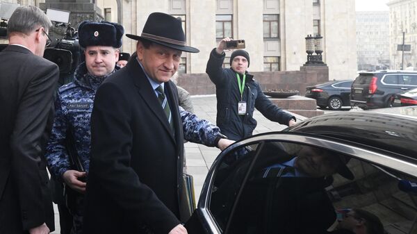 Посол ФРГ в Москве Александр Ламбсдорфф выходит из здания Министерства иностранных дел РФ