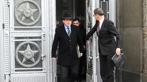 Посол ФРГ в Москве Александр Ламбсдорфф выходит из здания Министерства иностранных дел РФ