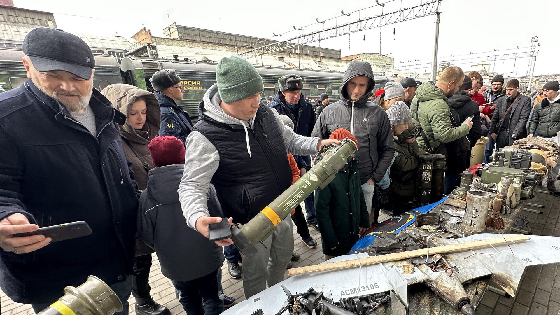 Люди во время посещения экспозиции поезда Минобороны России Сила в правде в Ростове-на-Дону - РИА Новости, 1920, 04.03.2024