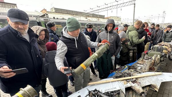 Люди во время посещения экспозиции поезда Минобороны России Сила в правде в Ростове-на-Дону
