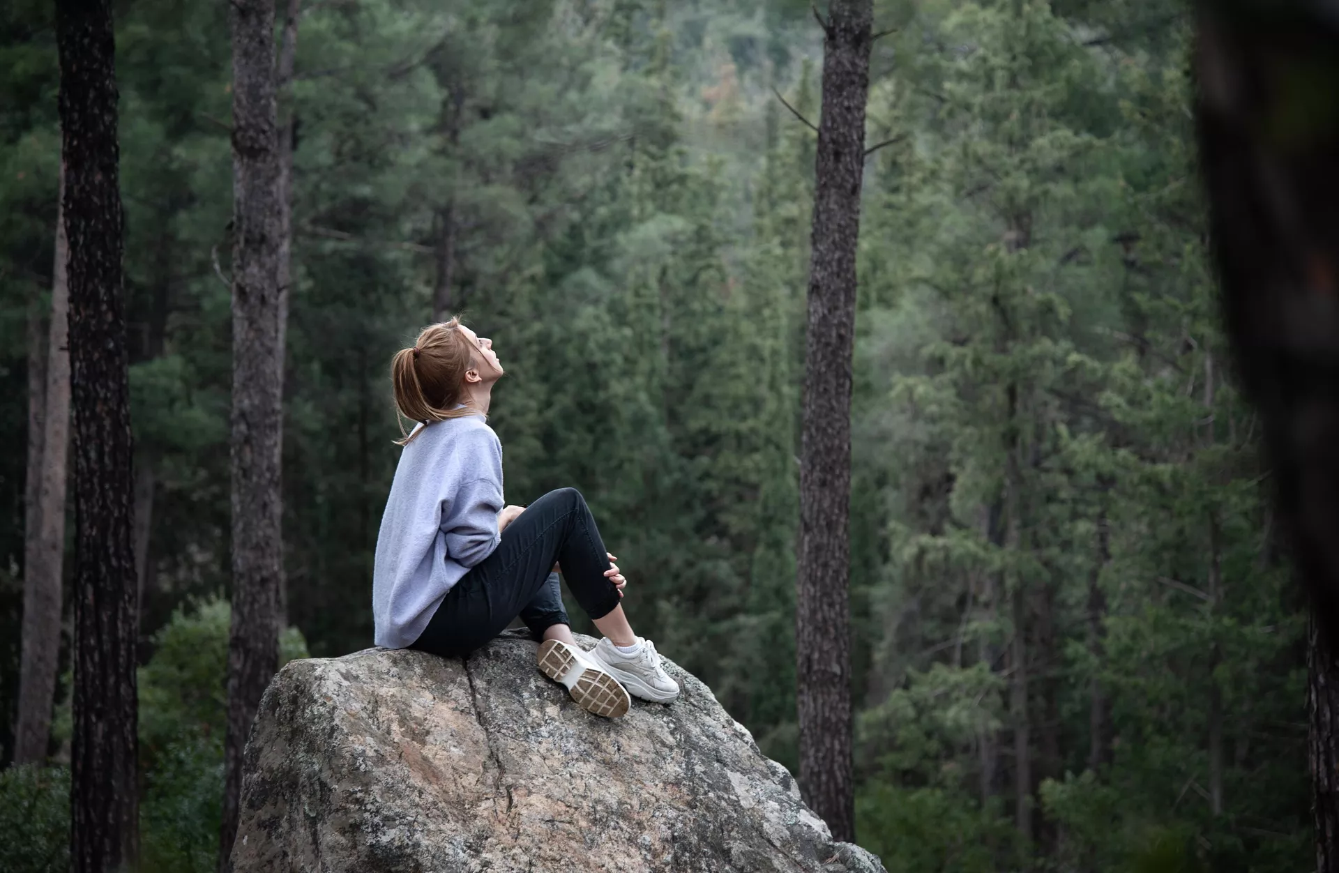 Девушка во время медитации в лесу 