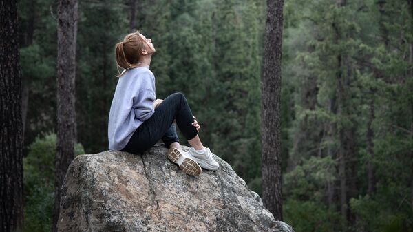 Девушка во время медитации в лесу 