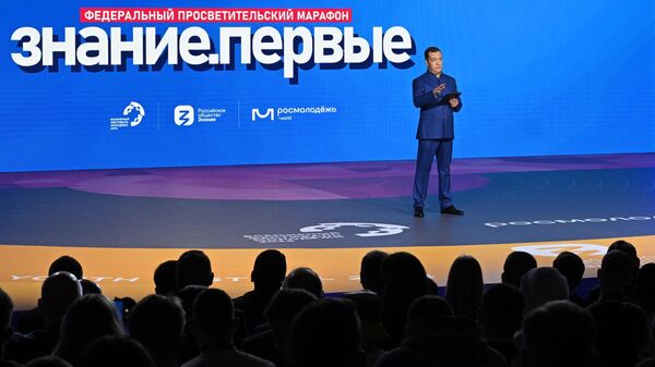 Заместитель председателя Совета безопасности РФ Дмитрий Медведев выступает с лекцией Географические и стратегические границы в рамках Всемирного фестиваля молодежи на федеральной территории Сириус
