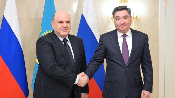 Председатель правительства РФ Михаил Мишустин и премьер-министр Казахстана Олжас Бектенов во время встречи