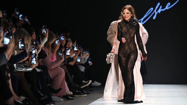 Итальянская актриса Орнелла Мути перед показом одежды из коллекции MaisonESVE в рамках Московской недели моды