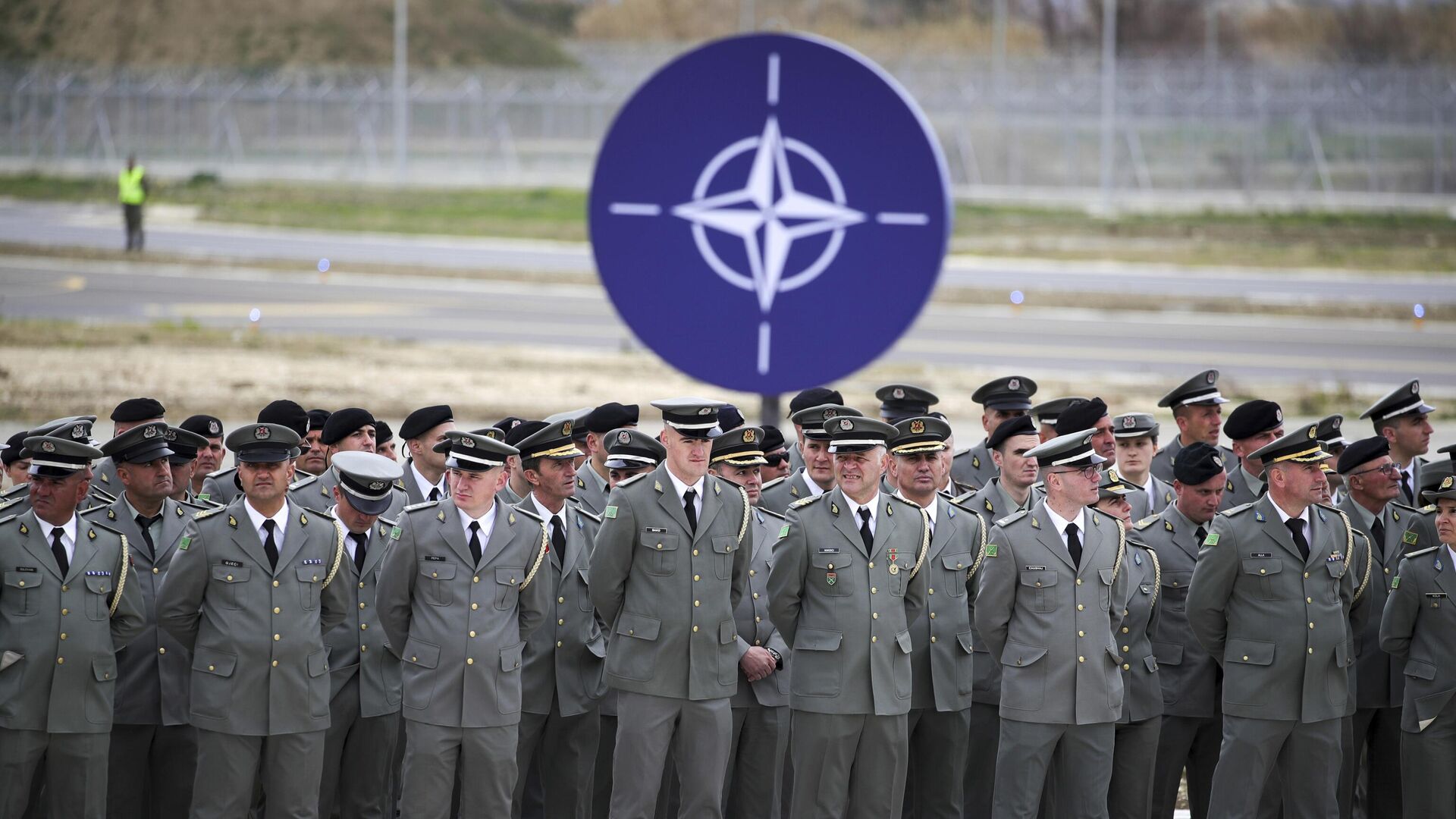Офицеры на церемонии открытия авиабазы НАТО Кучова в Албании - РИА Новости, 1920, 07.03.2024