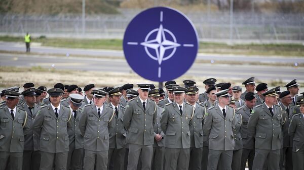 Офицеры на церемонии открытия авиабазы НАТО