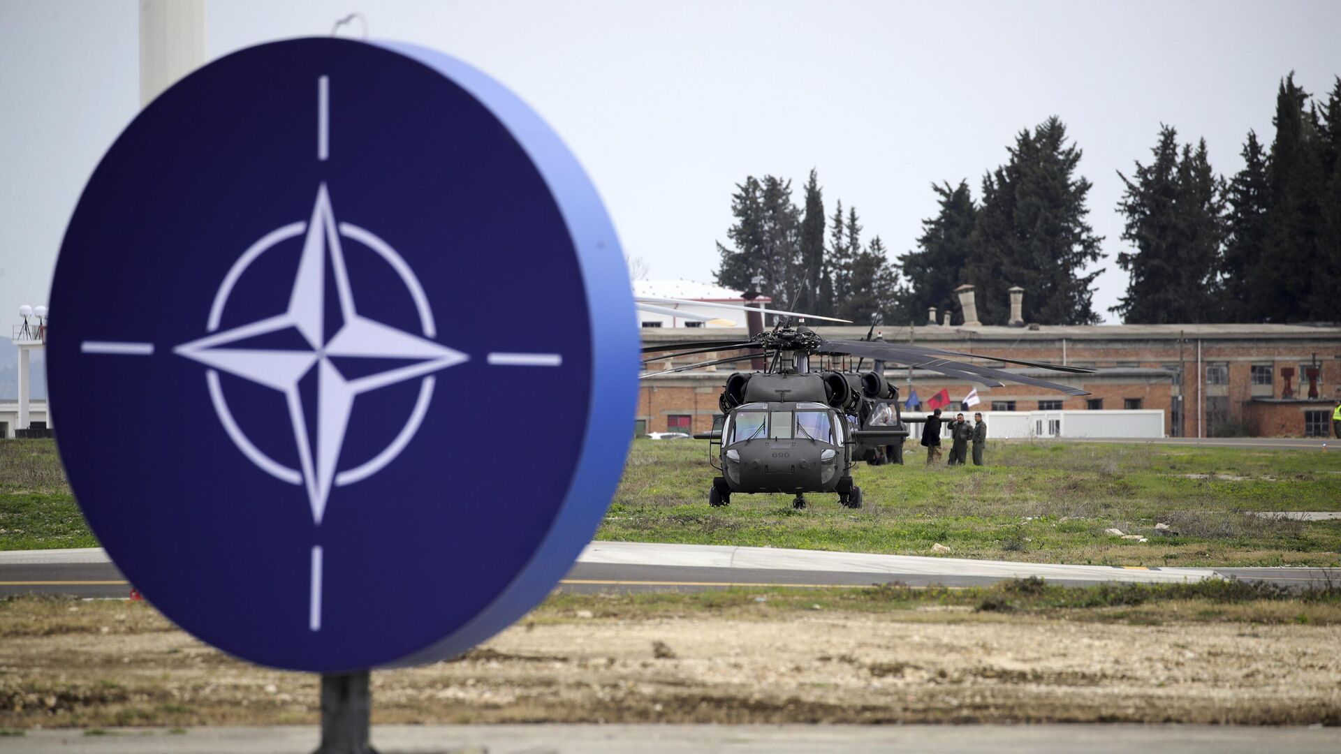 Военные вертолеты на авиабазе НАТО Кучова в Албании - РИА Новости, 1920, 01.05.2024