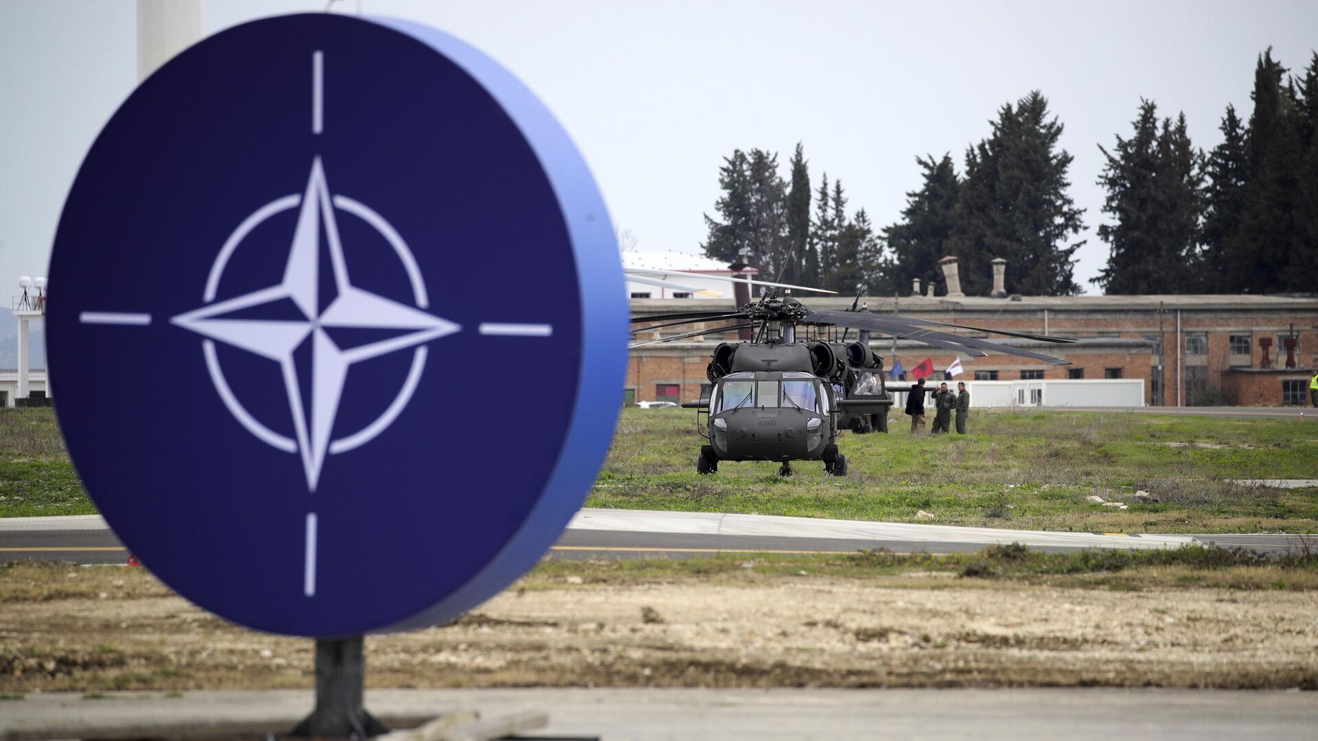 Военные вертолеты на авиабазе НАТО Кучова в Албании - РИА Новости, 1920, 06.03.2024